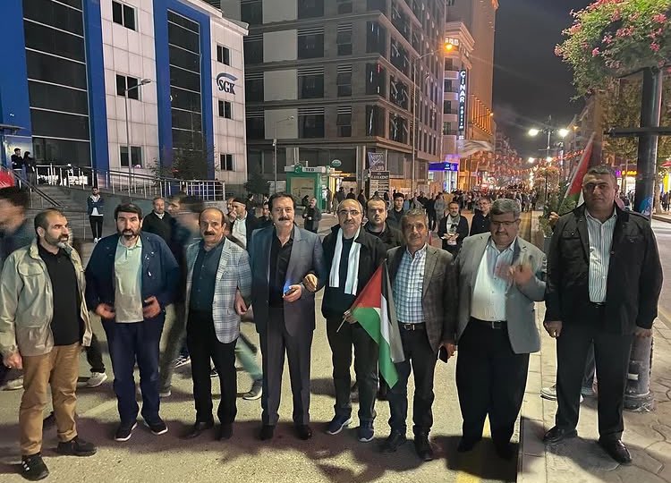 #Gazze’de yaşanan zulmün yıldönümünde onbinlece hemşehrimizle #Van da filistine destek yürüyüşündeyiz….