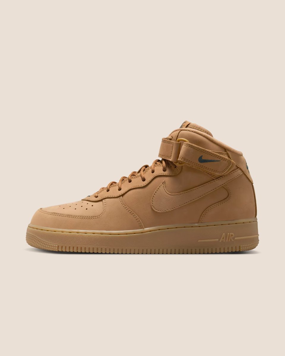 nikestore's tweet image. This AF1 goes (mostly) monochrome.

The Air Force 1 &apos;07 Mid &apos;Flax and Outdoor Green&apos; 

Available at 10am ET 🇺🇸

go.nike.com/j3t1kzpmUn1