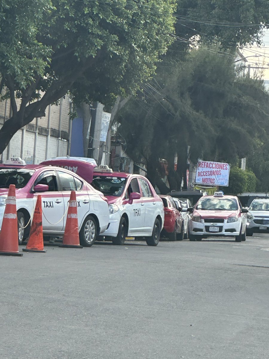 MurrFuga's tweet photo. Oye @LaSEMOVI @UCS_GCDMX @IztacalcoAl esta base de taxis en 253 esquina Zaragoza en la Agrícola a oriental es legal? Siempre ocupan espacios en doble fila, apartan lugares y son agresivos https://t.co/kjkt7PefSS