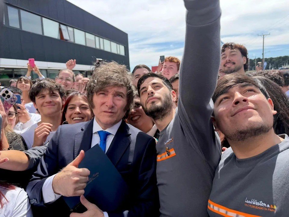 Milei responde con ironía a un insulto durante su visita a Mar del Plata.
lapapa.com.ar/nota/16533/mil…