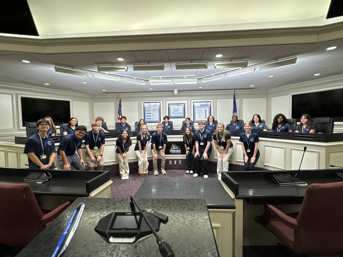 OceanLakesHS's tweet image. Just posted 📸✨: Virginia Teachers for Tomorrow students visited the school division admin building to receive their official badges! They walked in as students and walked out proud, inspired, and ready to lead the next generation. 🍎👩‍🏫👨‍🏫 #FutureEducators #TeachersForTomorrow