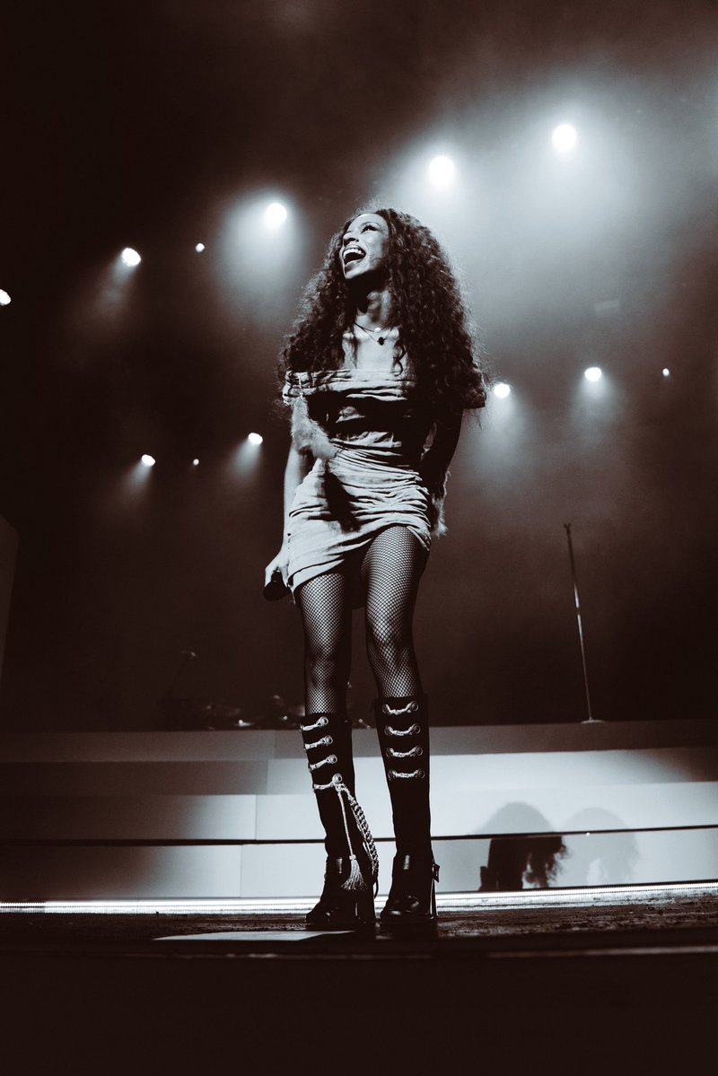 ravynlenae's tweet image. LA y’all were electric ♡ night 1 of tour was everything and moreeee !!! 

special thank u to @donaldglover for joining me for One Wish 😭