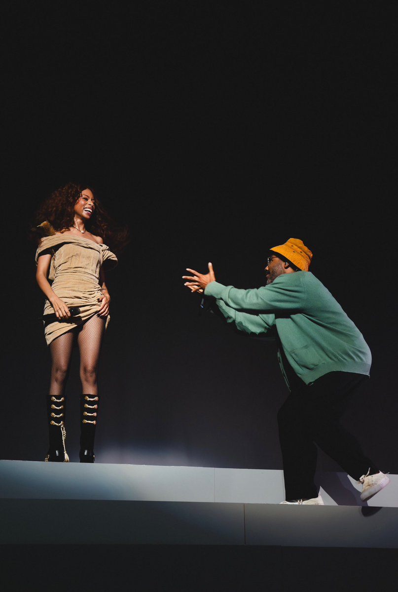 ravynlenae's tweet image. LA y’all were electric ♡ night 1 of tour was everything and moreeee !!! 

special thank u to @donaldglover for joining me for One Wish 😭