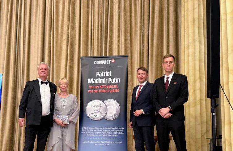 Ein herzlicher Empfang heute in der <a href="/RusBotschaft/">Botschaft der Russischen Föderation</a> wobei wir unsere #Putin-Medaille vorstellten und Pressefragen beantworteten. 

Wir wollen Frieden in Europa &amp; Freundschaft mit Russland!

#COMPACT