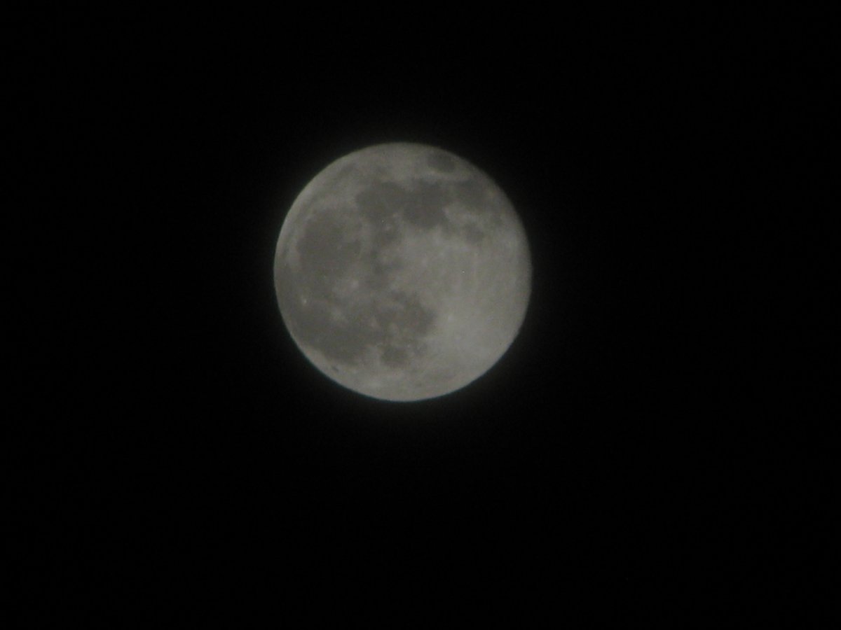 ___VM___'s tweet image. full moon on a cloudy day