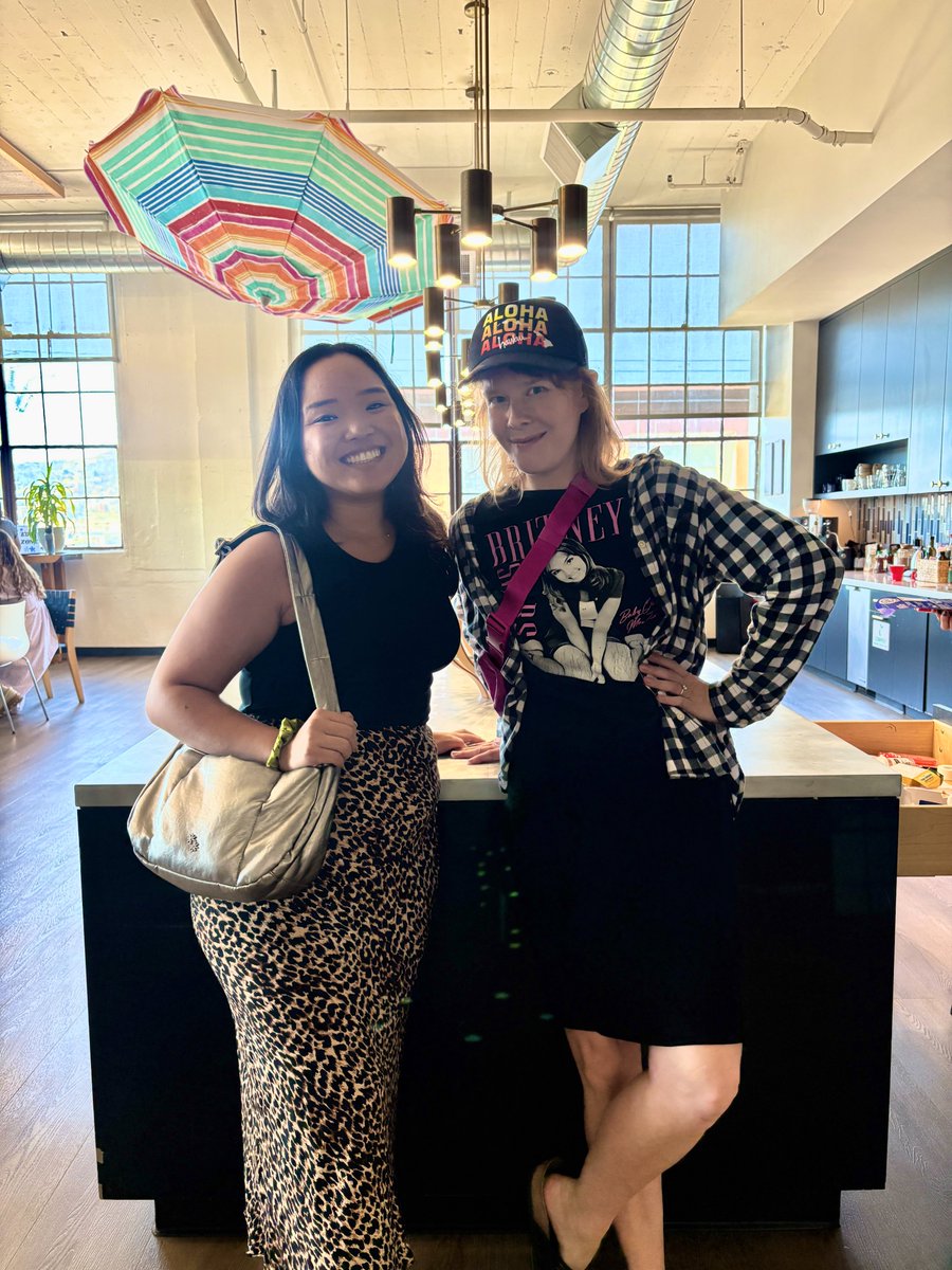 unprofeshme's tweet image. had a very sf morning w @descriptapp

everyone talks about “building in public”
@burkenstocks and team actually made space to do it together

left with a vid draft + a nudge to stop overthinking the post button (this counts as me saying it out loud so i have to later!)
@Techweek_