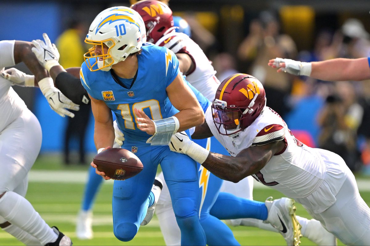 JayDanielsMVP's tweet image. Big shoutout to Dorance Armstrong this season 

He’s got…

13 solo tackles
5 sacks
5 assists
15 stops
12 QB hurries
77.9 PFF grade
77.0 run defense grade

All in five games. 

#RaiseHail