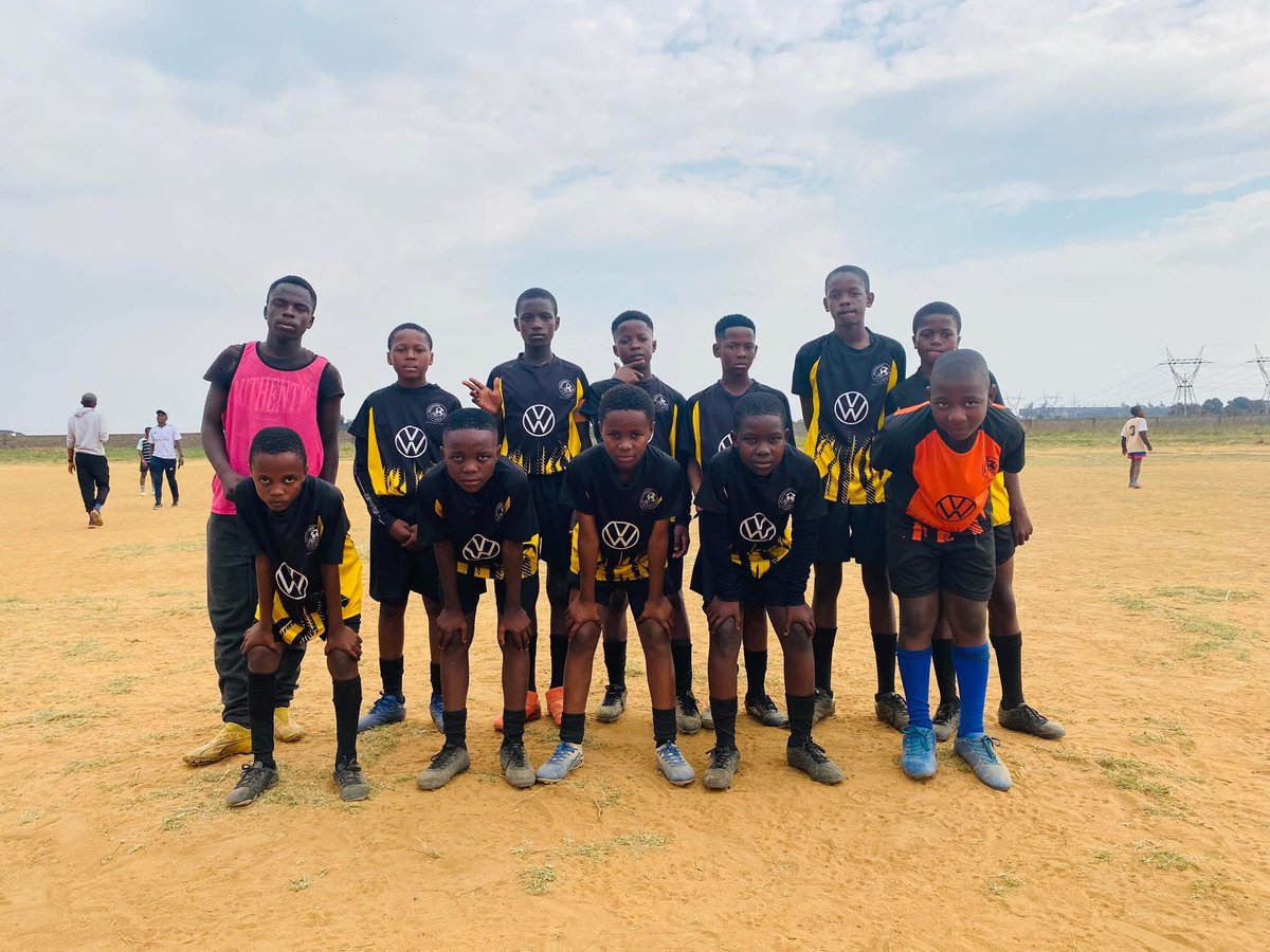 FOOTBALL COMMUNITY PLEASE ASSIST‼️

Klarinet Dortmund’s kit was stolen in Klarinet X6 (Witbank, Mpumalanga). The thieves stole the bag which had the full kit as seen on the picture. 

If you have seen anyone with this kit or have any leads please inbox me. 

Thank you 🙏🏾