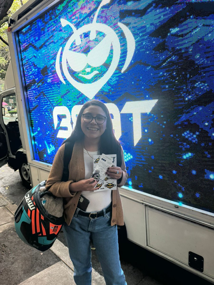 BEATOFICIAL's tweet photo. 21 años de buena música… y mejores regalos 😏🎶
Seguimos celebrando contigo este aniversario 🐝
https://t.co/Us0hQS5n93 | 100.9 FM
#GlobalBeat #Beat21 https://t.co/kNR47eFf2B
