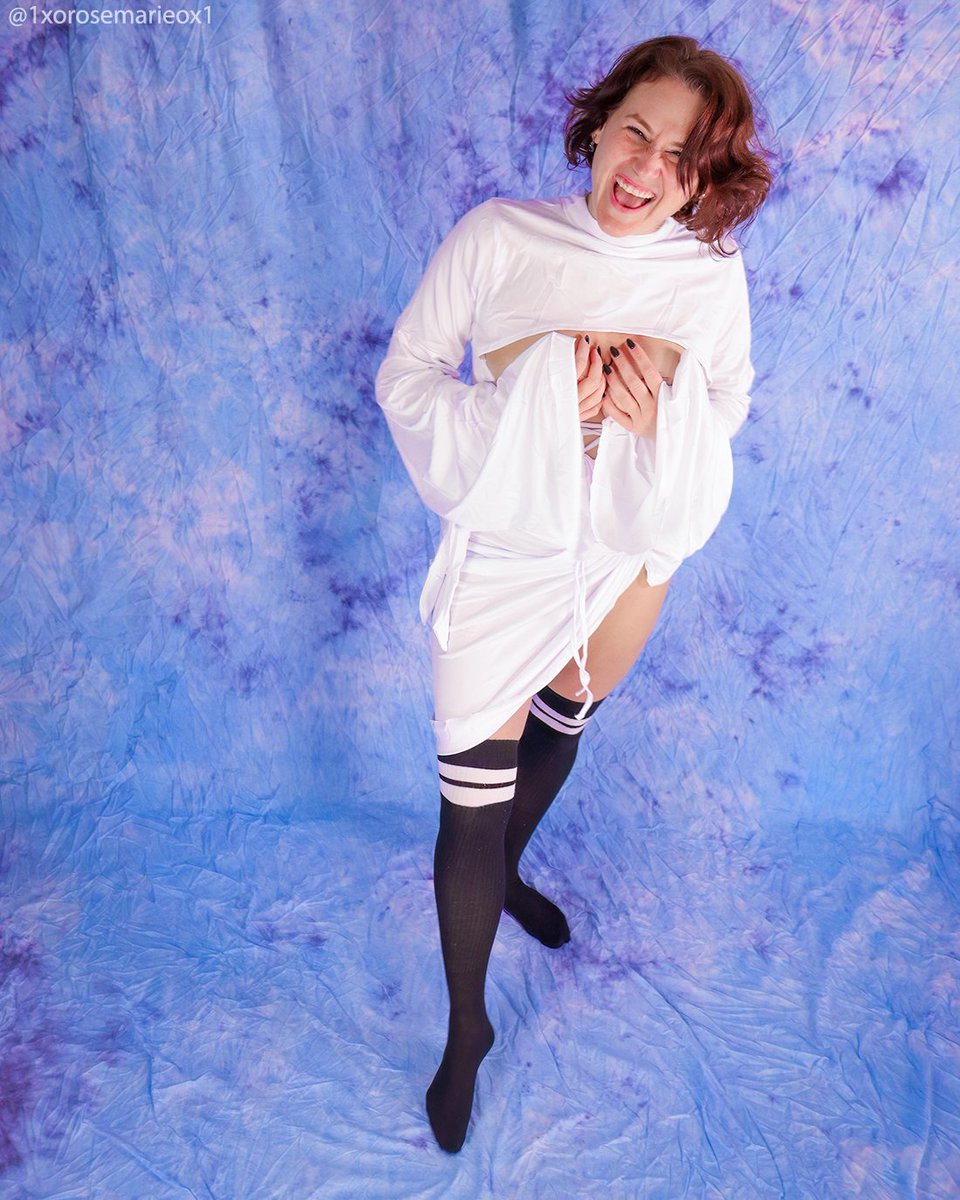 Beauty with my boobs out. 😇
#topless #lingerie #model #cloak #pretty #BlueEyes #shorthair #redhead #happy #sexy #flashing