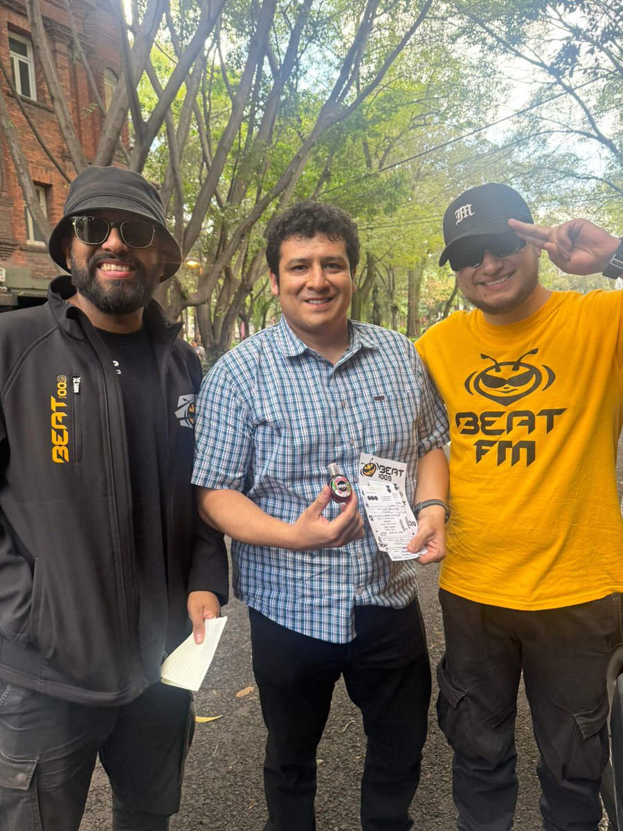 BEATOFICIAL's tweet photo. 21 años de buena música… y mejores regalos 😏🎶
Seguimos celebrando contigo este aniversario 🐝
https://t.co/Us0hQS5n93 | 100.9 FM
#GlobalBeat #Beat21 https://t.co/kNR47eFf2B