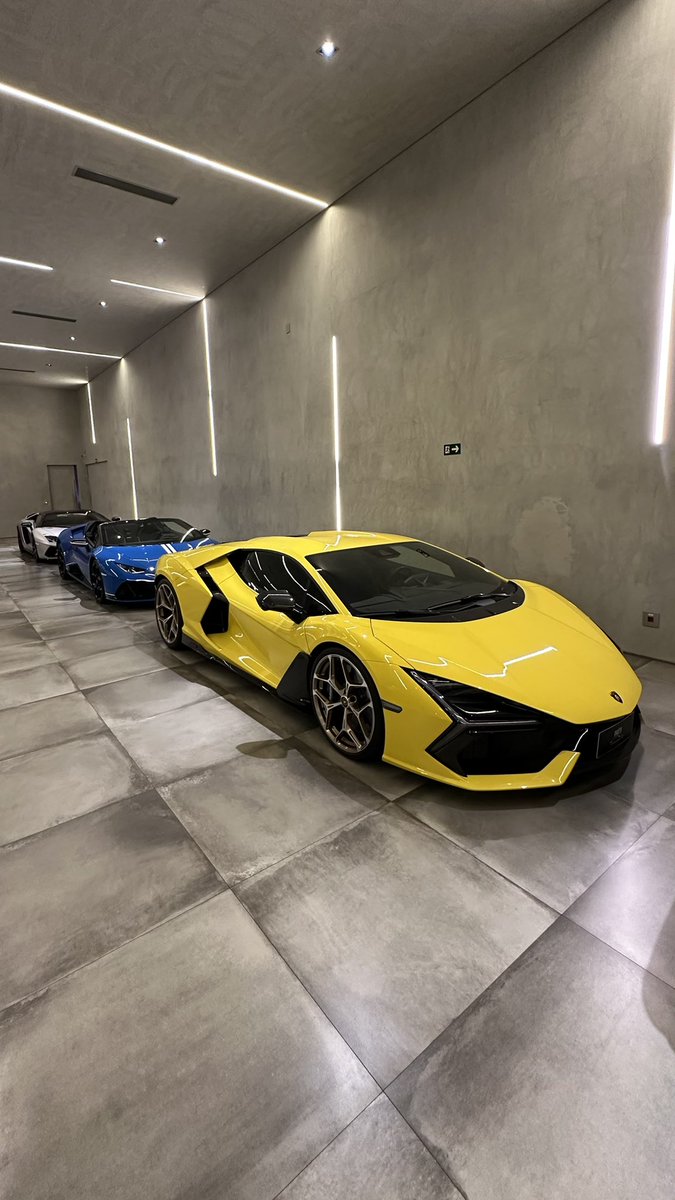 LCherubiniFOC's tweet photo. O estoque de esportivos mais BRUTO do PAÍS! O showroom premium da Paito Motors! Qual o seu favorito do showroom?!? 👀 https://t.co/wetrTNAWOV