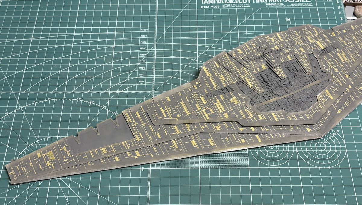 ニュートラルグレーより１段階濃いグレーを全体的にムラ吹きしてから大通りに対して路地にあたる部分をマスキング開始！

マスキングテープを切り出して貼るだけの簡単なお仕事です。

#スプレマシー