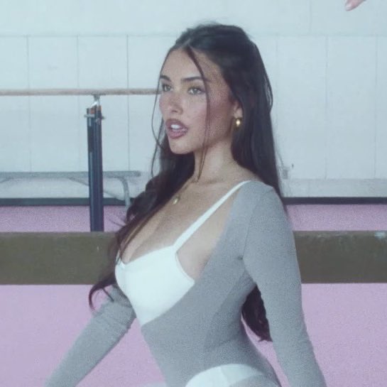 acervocerveja's tweet image. 🚨Madison Beer é uma das artistas COTADAS para se apresentar no desfile da Victoria’ s Secret que acontece em uma semana.
