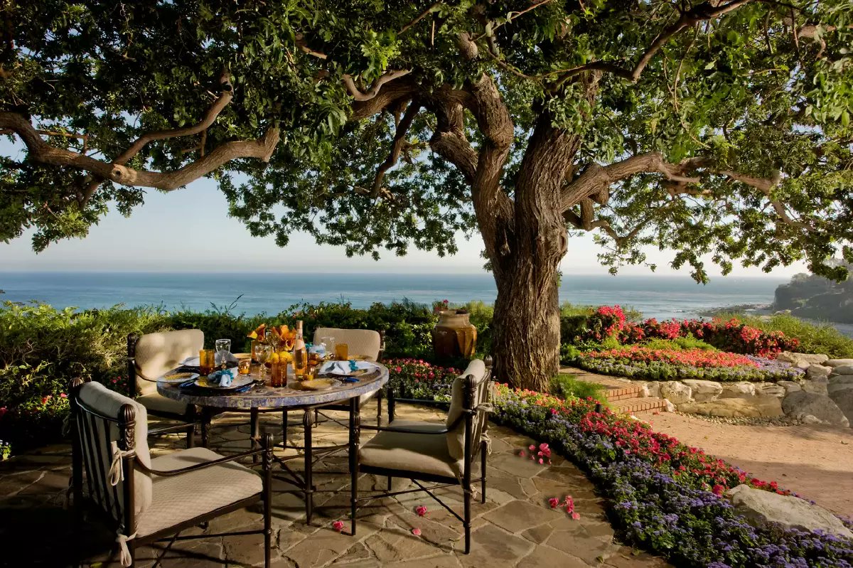 susanauch's tweet photo. The expansive estate, chock-full of attractions and perched daringly above the California coastline, asks a cool $110 million. https://t.co/R7HD74LvxC https://t.co/25AVfArrGQ