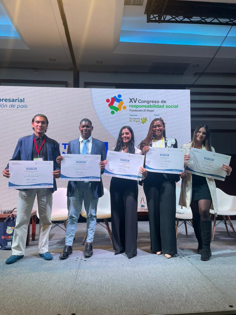 FunElNogal's tweet image. Se realiza en el #XVCongresoFEN 🌿 la premiación de la VI edición del Premio Fundación El Nogal, destacando el liderazgo y la innovación de jóvenes que inspiran con sus proyectos.

#XVCongresoResponsabilidadSocial #FundaciónElNogal