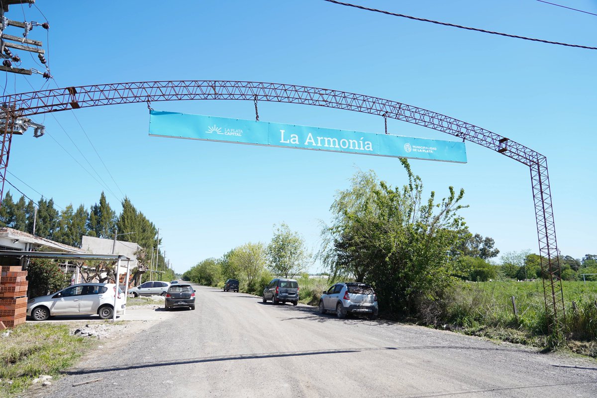 Julio_Alak's tweet photo. 🛻 La calle 621 de La Armonía vuelve a ser segura 

Esta obra nació como un pedido de la comunidad y que se concretó en una respuesta que le permitirá al Jardín N° 979 ampliar su matrícula, con la tranquilidad de que los niños y niñas del barrio podrán acceder al establecimiento de manera segura. 

Con el trabajo de mejorado integral realizado en la calle 621 desde 143 a 160, esta importante vía de circulación recuperó su transitabilidad, impactando directamente la conectividad de la zona.

Además, a través del Plan de Obras y Mantenimiento Urbano, se construirán dentro de la Delegación de Arana un total 25 nuevas calles, se iluminarán 15 arterías y se repararán más de 1.500 luminarias.