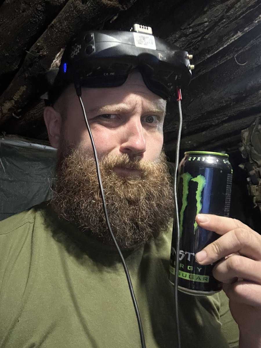 Angryfishsrs's tweet image. Багато хто жаліється, що не може виїхати за кордон.
Тим часом моє лице, коли регулярно туди літаєш 😅