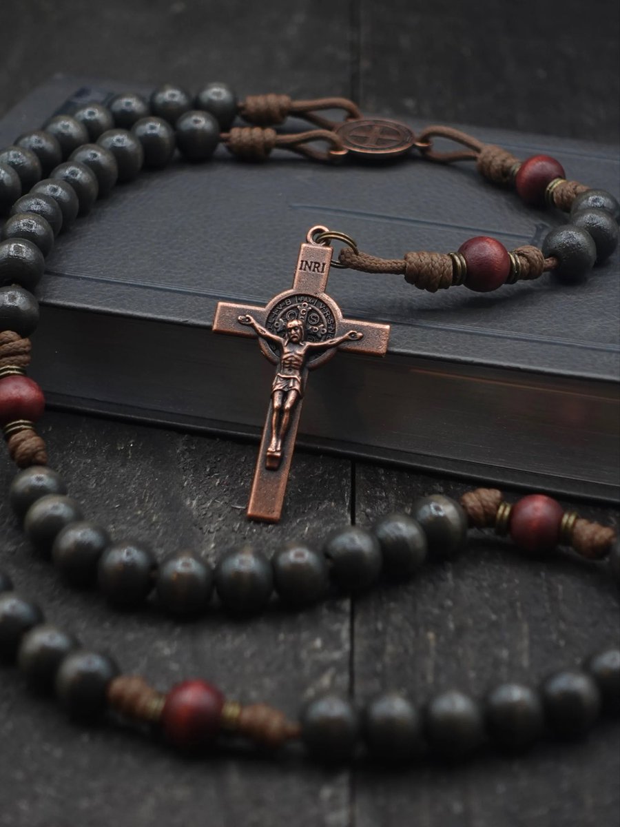 Happy Feast of Our Lady of the Rosary!

The Rosary is often misunderstood as a mere repetition of prayers, a kind of spiritual background noise for the pious. In reality, it is a profound school of contemplation, designed to draw the soul into the very life of Christ. 🧵