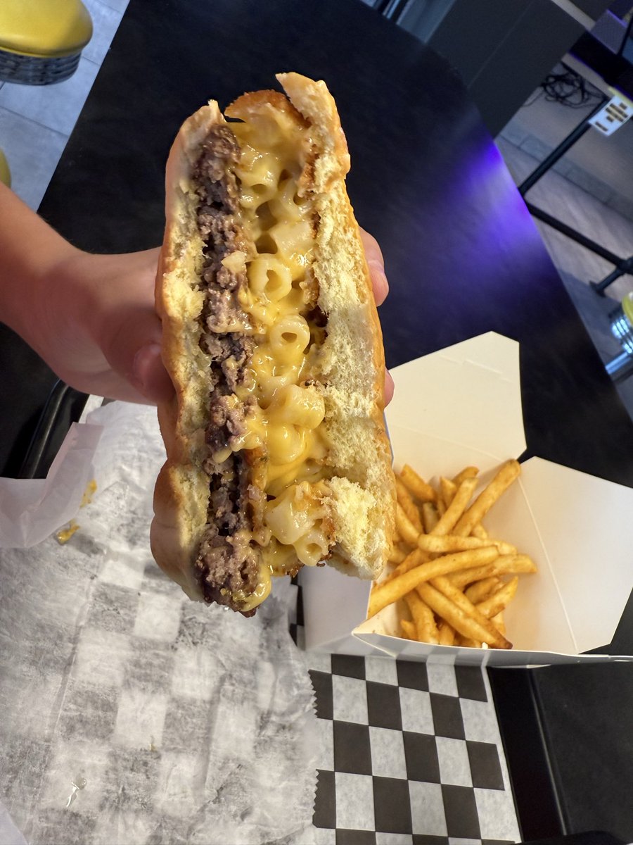 MrFreaki's tweet image. Cuando me vengáis a ver os invito a la hamburguesa con rebozado de pasta con queso