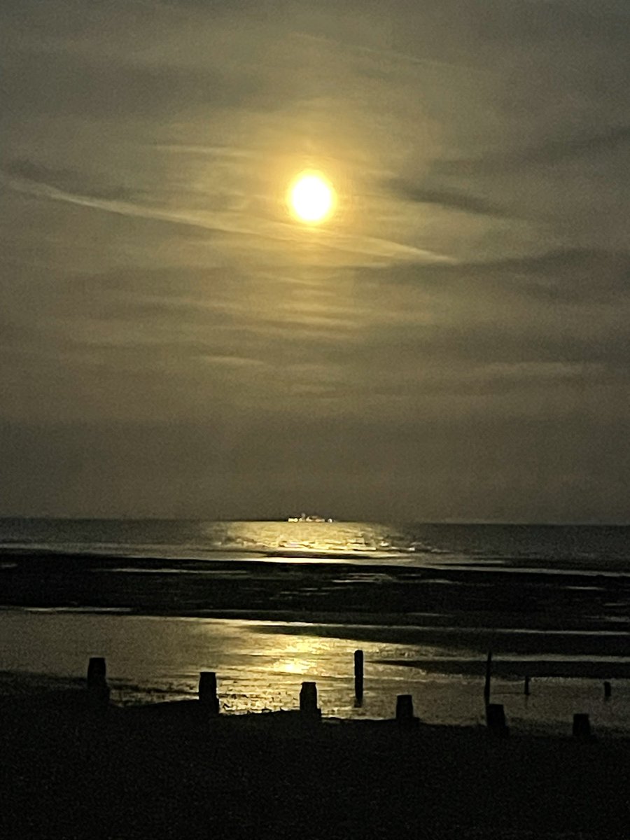 AngelikaHTCG's tweet photo. First of three #SuperMoons in October #FullMoon #HarvestMoon #HuntersMoon 🌝 #PettLevel #EastSussex #TuesdayMood ♥️ https://t.co/Q5FIVnFdlu