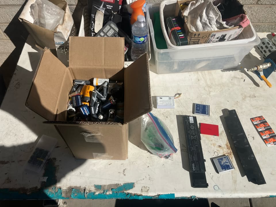 Phoenix Public Works (@phxpublicworks) on Twitter photo FREE BATTERY DROP-OFF DISPOSAL EVENT
Join us THURSDAY to get rid of those old lithium-ion and alkaline batteries safely.
📆Thursday, Oct. 9
🕒3-6 pm
📍Steele Indian School Park
No car batteries, please!
DETAILS: bit.ly/4gQwKYq
<a href="/PHXFire/">Phoenix Fire Dept.</a> FREE BATTERY DROP-OFF DISPOSAL EVENT
Join us THURSDAY to get rid of those old lithium-ion and alkaline batteries safely.
📆Thursday, Oct. 9
🕒3-6 pm
📍Steele Indian School Park
No car batteries, please!
DETAILS: bit.ly/4gQwKYq
<a href="/PHXFire/">Phoenix Fire Dept.</a>