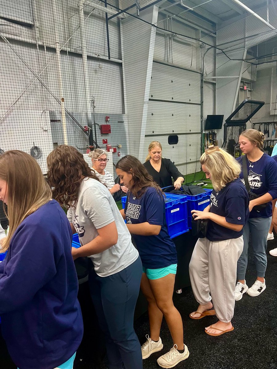 Marlin_Softball's tweet photo. We had the opportunity to give back to our softball community in a special way💛 We were able to outlove over 130 families by putting together Ready Bags with Roc Solid. Huge shoutout to GreenWave Elite we are grateful to have been part of such a meaningful night! 💚 https://t.co/LMGm1M96xi