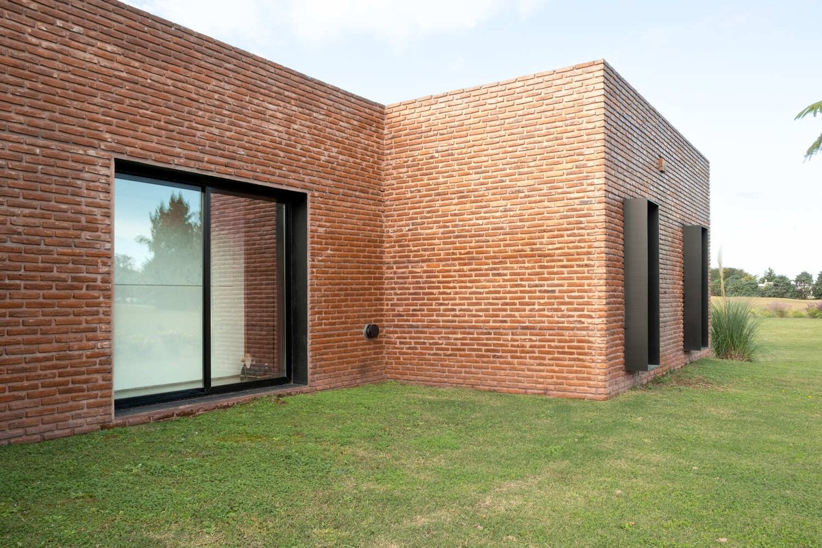 w_emerg's tweet image. In Luján, Argentina, Gruppo Lordi Arquitectura designed House MM using brick, concrete, steel &amp;amp; glass to balance solidity and openness. 
#SustainableDesign #BrickArchitecture #ConcreteDesign #ModernHouse #MaterialHonesty #ClimateResponsiveDesign #GruppoLordiArquitectura