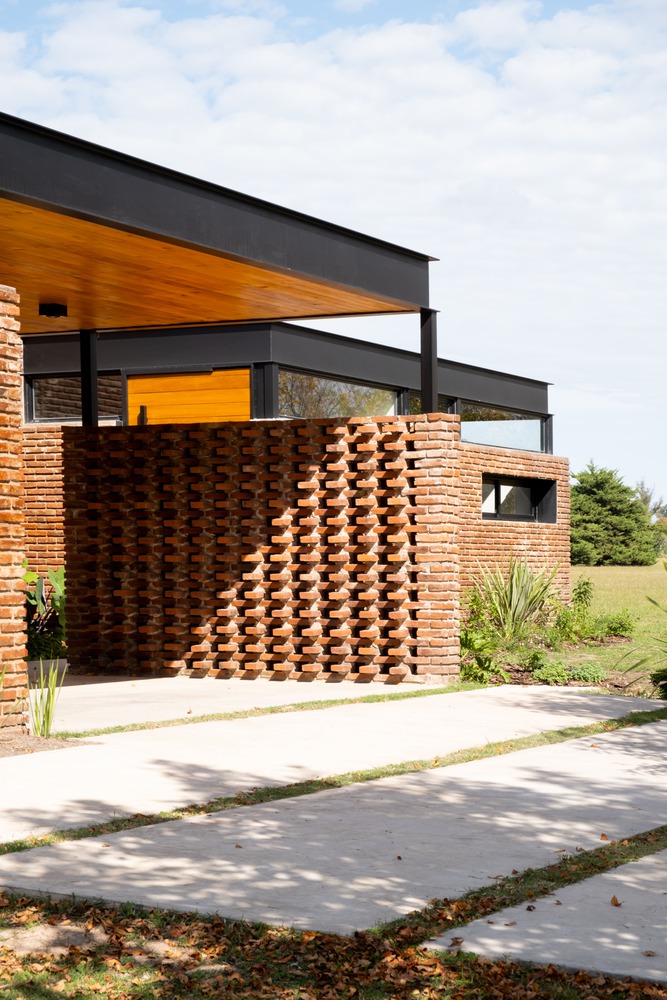 w_emerg's tweet image. In Luján, Argentina, Gruppo Lordi Arquitectura designed House MM using brick, concrete, steel &amp;amp; glass to balance solidity and openness. 
#SustainableDesign #BrickArchitecture #ConcreteDesign #ModernHouse #MaterialHonesty #ClimateResponsiveDesign #GruppoLordiArquitectura