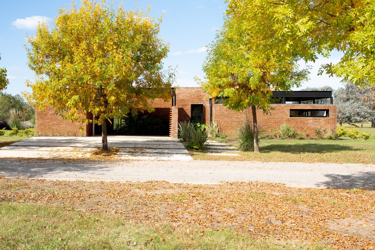 w_emerg's tweet image. In Luján, Argentina, Gruppo Lordi Arquitectura designed House MM using brick, concrete, steel &amp;amp; glass to balance solidity and openness. 
#SustainableDesign #BrickArchitecture #ConcreteDesign #ModernHouse #MaterialHonesty #ClimateResponsiveDesign #GruppoLordiArquitectura