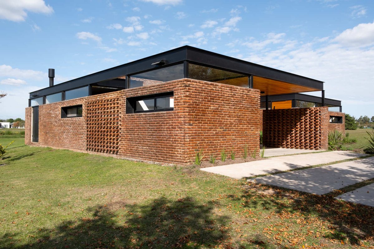 w_emerg's tweet image. In Luján, Argentina, Gruppo Lordi Arquitectura designed House MM using brick, concrete, steel &amp;amp; glass to balance solidity and openness. 
#SustainableDesign #BrickArchitecture #ConcreteDesign #ModernHouse #MaterialHonesty #ClimateResponsiveDesign #GruppoLordiArquitectura