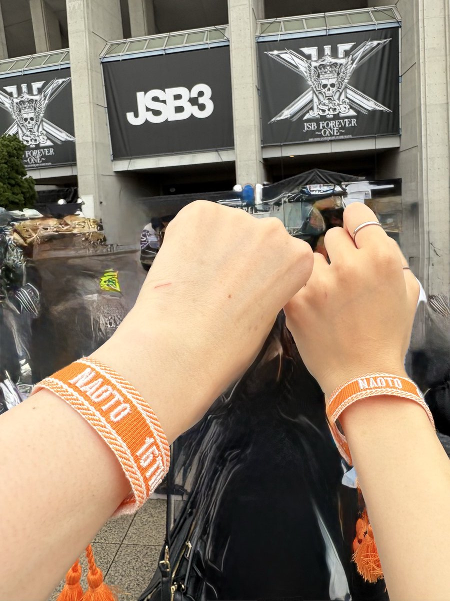 日曜日のｽﾀｼﾞｱﾑの余韻が半端ない
おみちゃん1人で40曲もの歌唱をありがとう(x2日間)ゴールドのマイクを空に掲げて
続きは虹の向こうでやろう！て言ってくれたの涙だよ。なおちゃん赤のネックレスしてたね
15thおめでとう大好き
これからもずっとMATEだよ