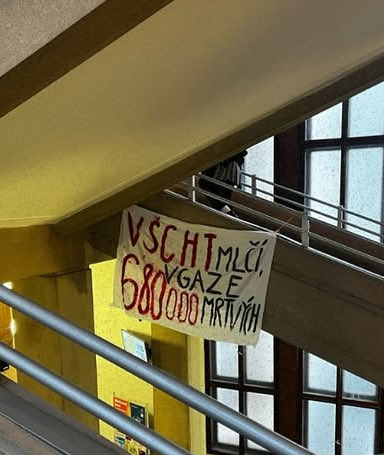 V Berlíně se 7/10 pietně vzpomíná, na VŠCHT parta aktivistů trumfuje teroristy z Hamásu v počtu obětí války v Gaze. Desetinásobně.