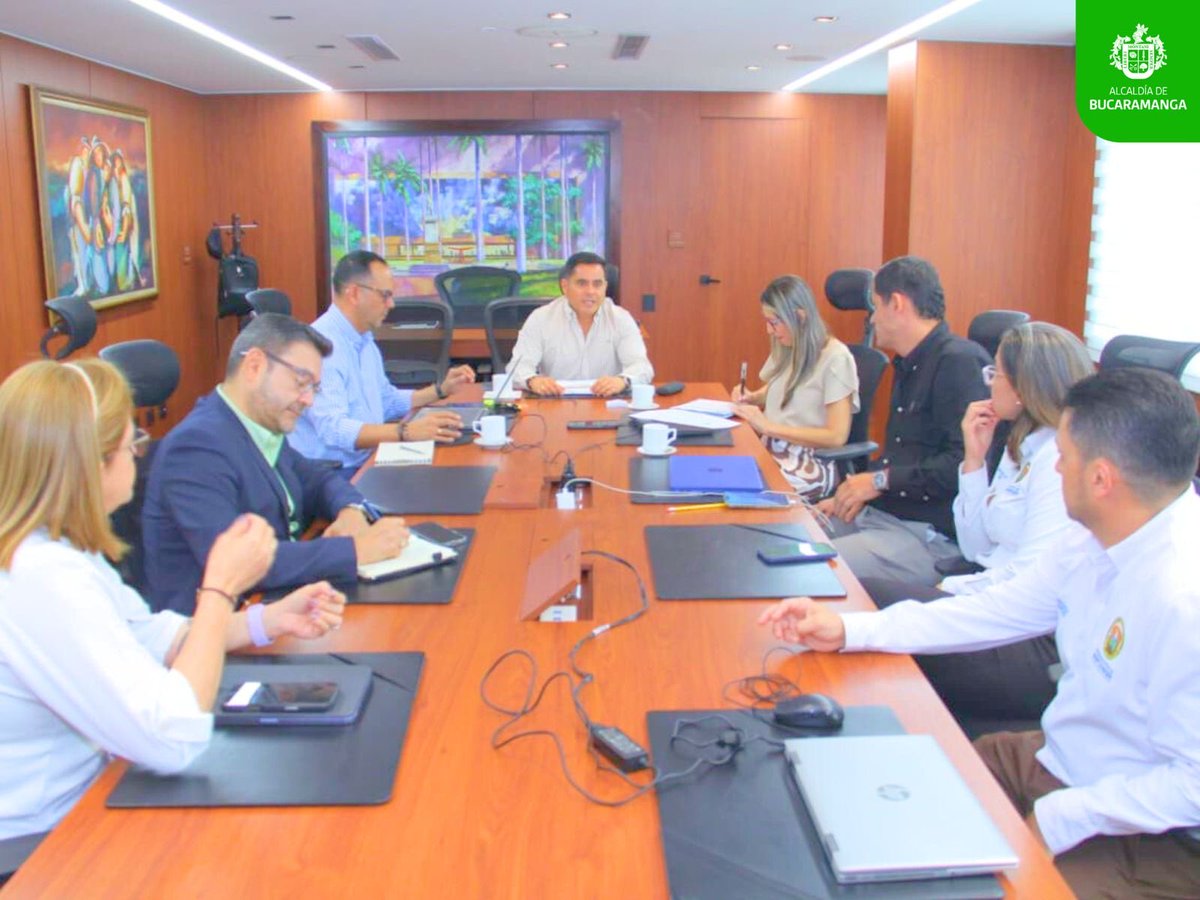 Con los secretarios de Salud de Bucaramanga y Santander nos reunimos para buscar soluciones a la grave crisis que enfrentan los usuarios de la Nueva Eps en la región. ✅