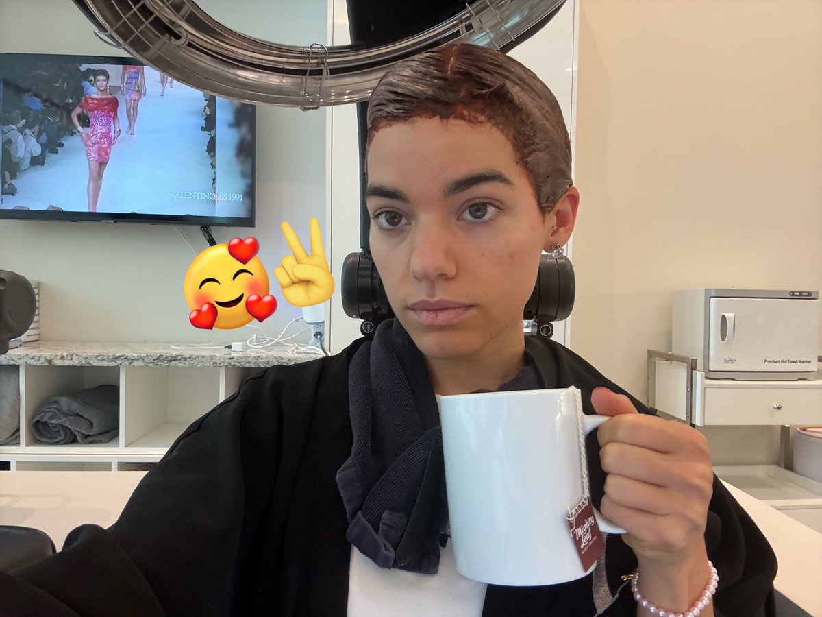 ClarissaMurra's tweet image. coding through a color change 💕🤭🧖‍♀️🫧 #vibecoding #hairsalon