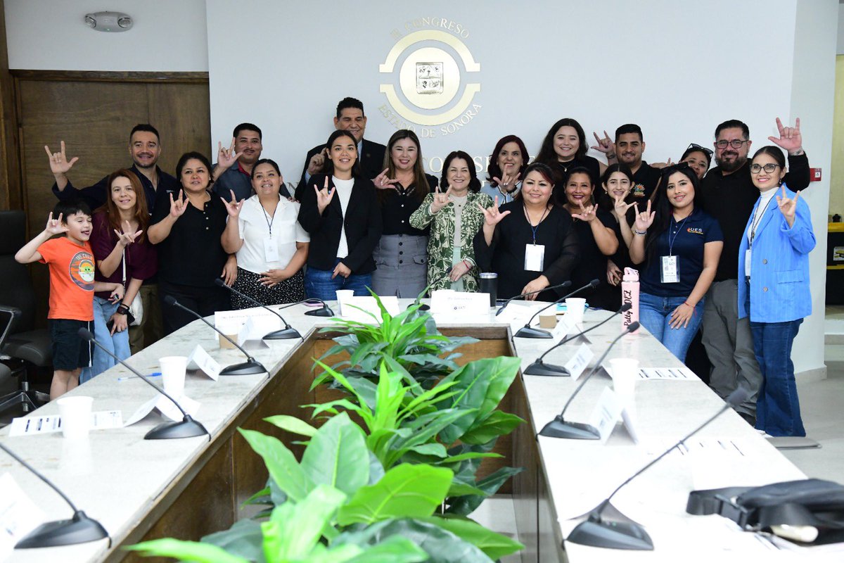 fernandaislas_'s tweet photo. Primer Parlamento Abierto de la Comunidad Sorda e Intérpretes en el H. Congreso del estado de Sonora, un espacio de diálogo y participación para visibilizar las problemáticas que enfrentamos en la vida cotidiana y presentar propuestas que mejoren las condiciones
Pt.1 https://t.co/h6vZoErdmf