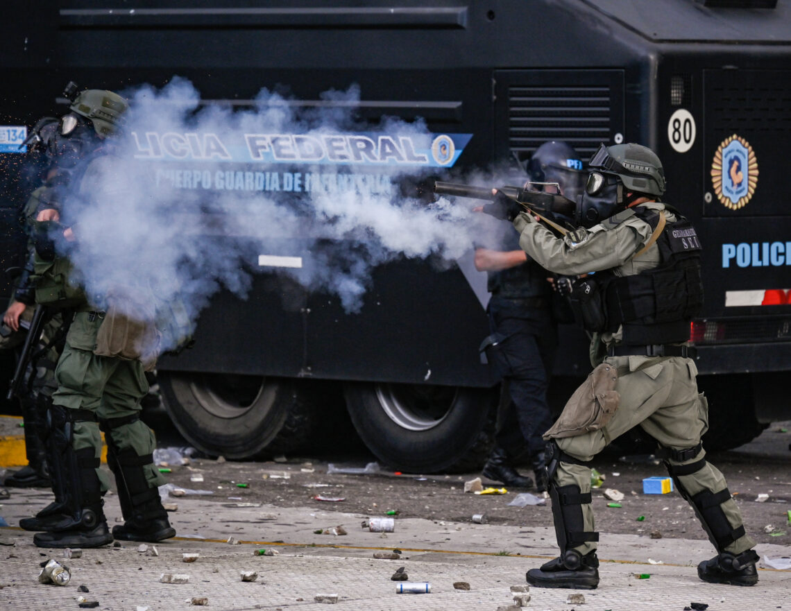 ⚠️Pablo Grillo: procesaron al gendarme Guerrero

La jueza Servini determinó que disparó la granada de gas lacrimógeno que hirió en la cabeza al fotógrafo, en la represión del 12 de marzo. Probó que lo hizo de forma deliberada y reiterada, poniendo en riesgo a las personas.🧵