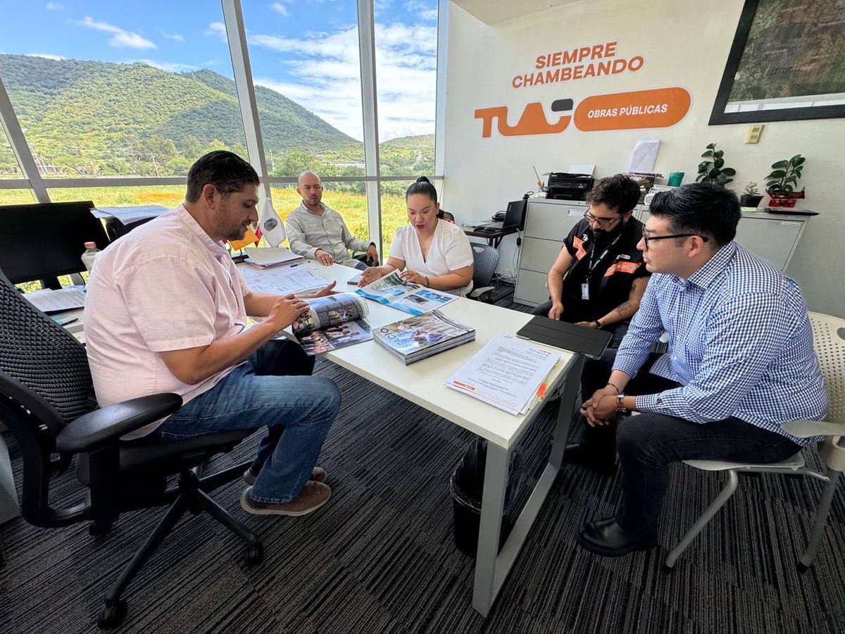 cicej_'s tweet photo. El CICEJ tuvo el gusto de visitar al Ing. Celso de Jesús Álvarez, Director de Obras Públicas de Tlajomulco, junto a su equipo, para hacer entrega de la segunda edición de nuestra revista Espacio.

En sus páginas encontramos un artículo especial donde Tlajomulco (@GobTlajomulco) nos comparte su plan de gestión hídrica, un ejemplo de planeación técnica y compromiso con el agua.

Consulta la edición completa y descubre cómo la Ingeniería sigue transformando a Jalisco.

#UnColegioQueFortaleceAJalisco
