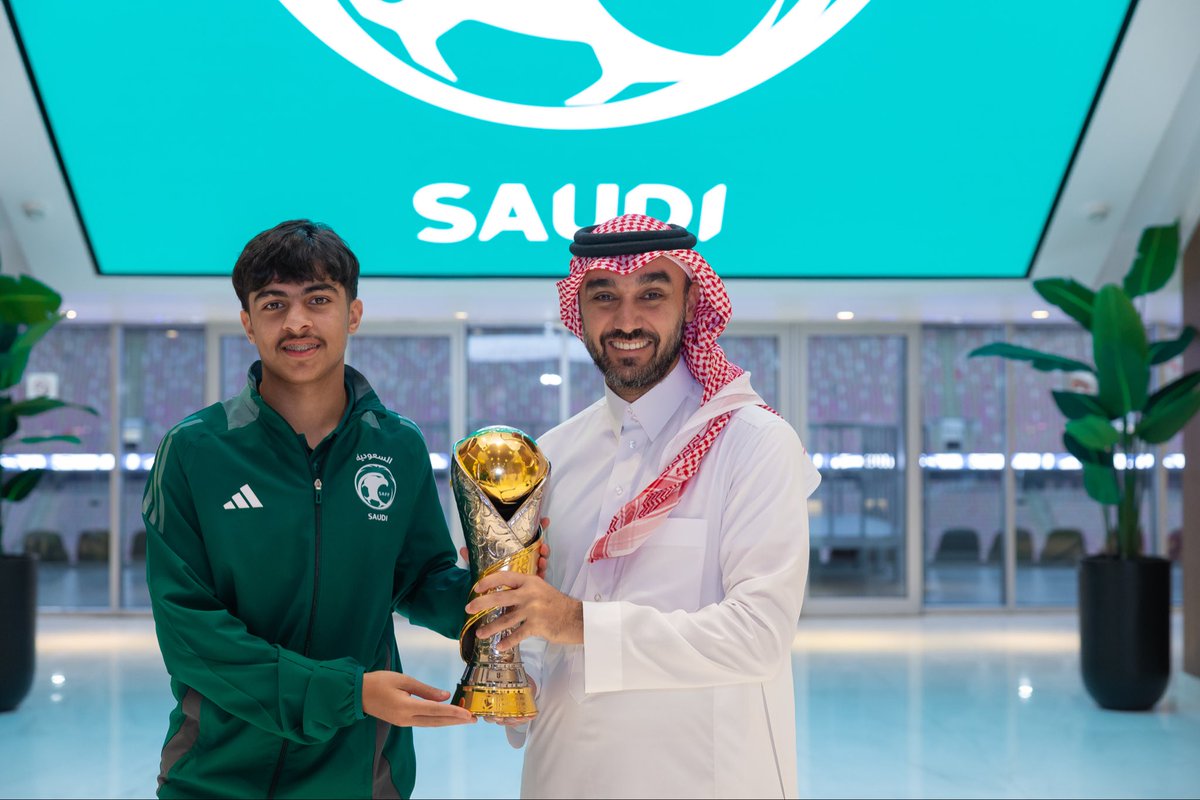 تشرفت بلقاء صاحب السمو الامير عبدالعزيز بن تركي الفيصل وزير الرياضة 🙏🏻💚