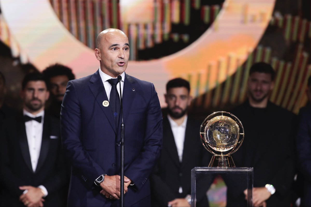 6Pointer's tweet image. On behalf of the Portugal men&apos;s national team, 𝗥𝗼𝗯𝗲𝗿𝘁𝗼 𝗠𝗮𝗿𝘁í𝗻𝗲𝘇 collected the 𝑮𝒍𝒐𝒃𝒆 ✨ award for the outstanding national team of the year following the side&apos;s second Nations League triumph.🏆

#PortugalFootballGlobes