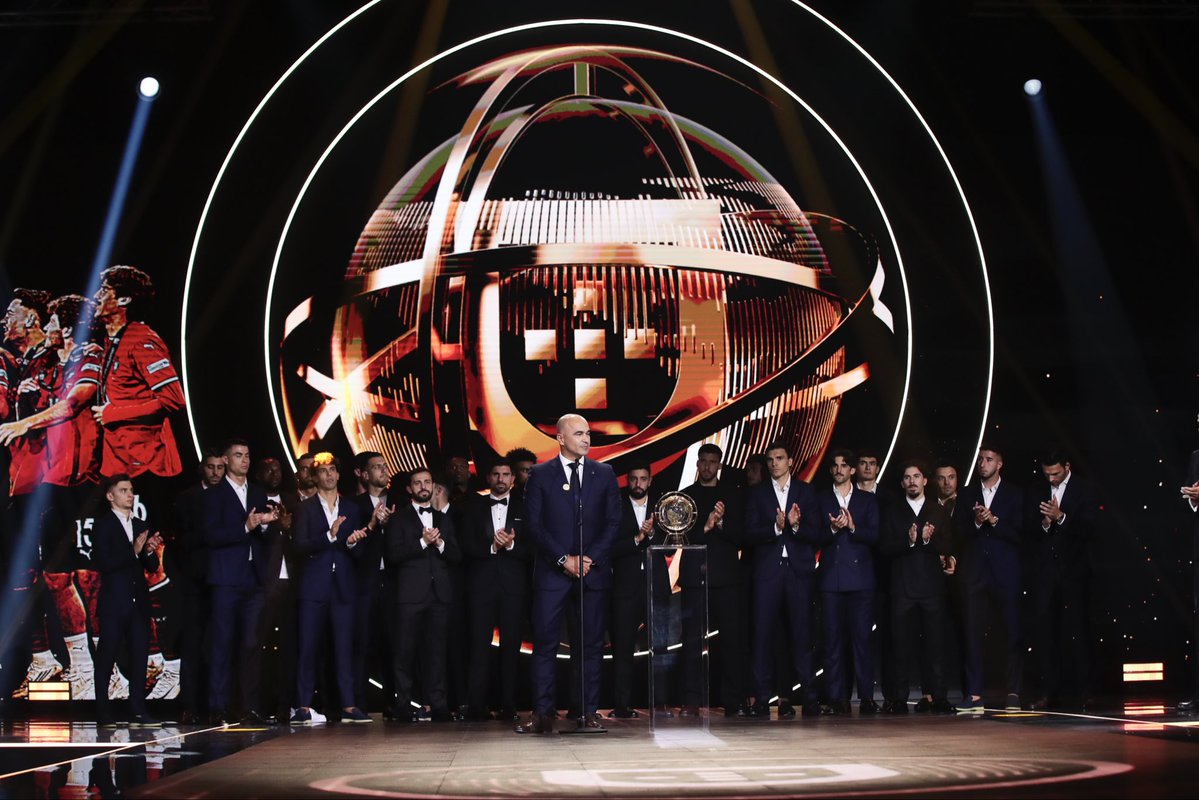 6Pointer's tweet image. On behalf of the Portugal men&apos;s national team, 𝗥𝗼𝗯𝗲𝗿𝘁𝗼 𝗠𝗮𝗿𝘁í𝗻𝗲𝘇 collected the 𝑮𝒍𝒐𝒃𝒆 ✨ award for the outstanding national team of the year following the side&apos;s second Nations League triumph.🏆

#PortugalFootballGlobes