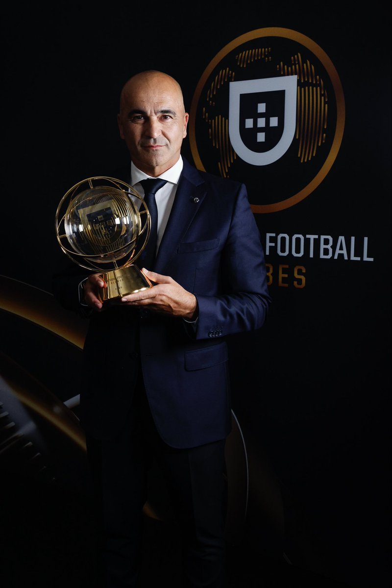 6Pointer's tweet image. On behalf of the Portugal men&apos;s national team, 𝗥𝗼𝗯𝗲𝗿𝘁𝗼 𝗠𝗮𝗿𝘁í𝗻𝗲𝘇 collected the 𝑮𝒍𝒐𝒃𝒆 ✨ award for the outstanding national team of the year following the side&apos;s second Nations League triumph.🏆

#PortugalFootballGlobes
