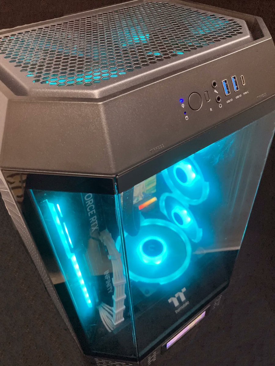Akira02Kisaragi's tweet photo. The Tower 300のために選んだMAGFloe Ultra。大型LCDの解像度は480×480で凄い綺麗!GIF, JPG, PNG, MOV, MP4, AVIで20MBまでの好きな画像や動画をCPU温度等とあわせて表示できます!マザボ側で制御連動できるSWAFAN EX ARGBもイイです☺️
#Thermaltake #MAGFloe #TheTower300 #SWAFAN #VioletEvergarden https://t.co/nWogPJ77Z6