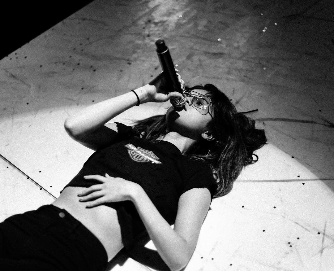 SelenaFanClub's tweet image. Revival Tour memories hitting different a decade later 🖤🤍 #10YearsOfRevival