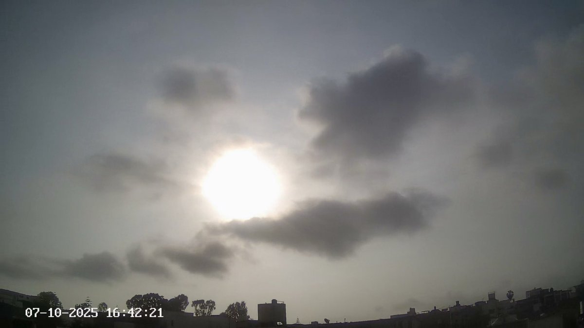 ClimaPeruMundo's tweet image. Un día con resolana sol en varias zonas de Lima con una temperatura máxima de 21.5ºC este♦️20ºC oeste. Imagen⤵️
#Clima #Peru #Tropico