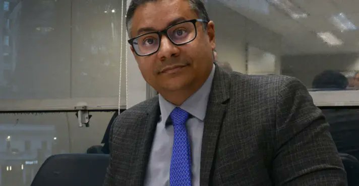 💰 FARRA DO INSS: VIRA-LATA INVESTIDO COM DINHEIRO PÚBLICO!
O ex-procurador do INSS Virgílio Filho e sua esposa Thaisa Hoffmann estão sendo investigados por ostentação de luxo em meio ao maior escândalo previdenciário dos últimos tempos. O cabra ganhava R$ 24 mil por mês, mas