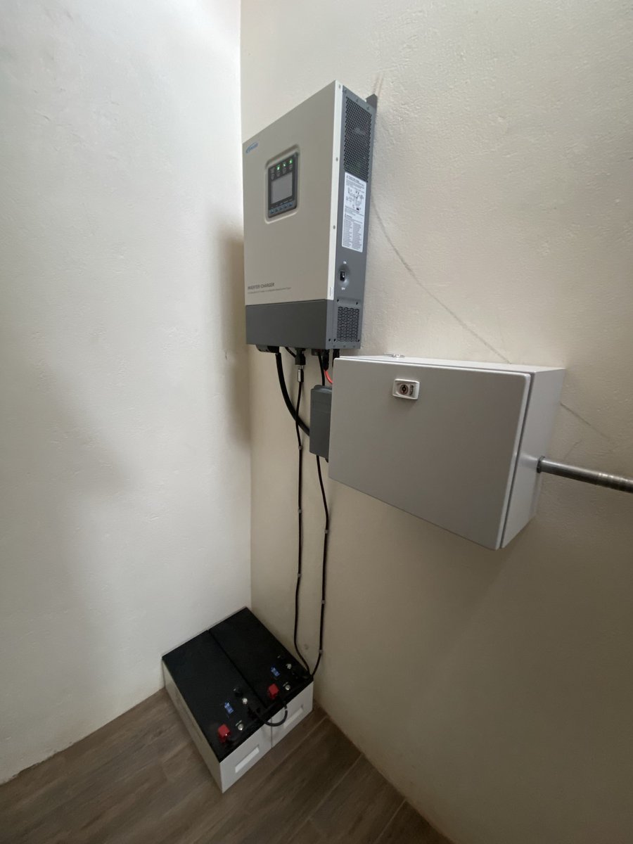 Gerard_Mo_'s tweet photo. Instalación fotovoltaica aislada (off-grid), para ubicaciones sin conexión a red eléctrica:
• Paneles solares JA Solar TIER-1
• Inversor cargador UP3000
• Batería de Litio EP Solar- LiFePO₄ 

Si alguien está interesado, contáctenme! https://t.co/B9CsiDrAem