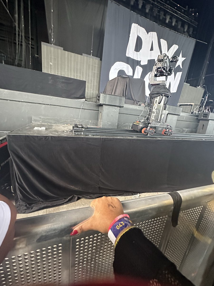 well guys retweeting all those things hoping for barricade at your next show came in handy cause WHAT THE FUCK