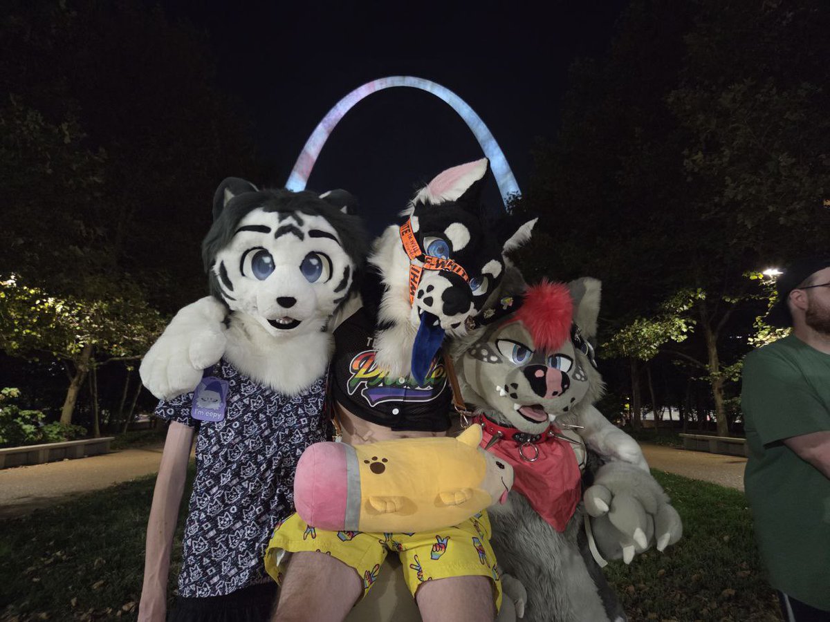 Always love being in St Louis, even better when with my favorite people!! (Including the mans behind the camera!!)

🐈: <a href="/BigKittyToki/">Toki</a> 
 
🐶: <a href="/lilKadums/">Silus</a> 

📸: <a href="/BunnyApollo/">Apollo Bunny</a> 

#gatewayfurmeet2025
