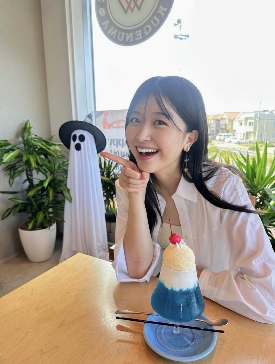 KurabaMo's tweet image. 1日1しおりん🌸🌈
お化けも驚く可愛さ👻+🍬=🎃
 #齋藤栞
 #しおり沼
 #しおりん
 #ハロウィン
 #海が見える
 #カフェ